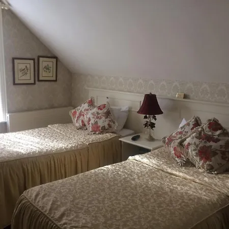 לינה וארוחת בוקר Innisfree House 4*